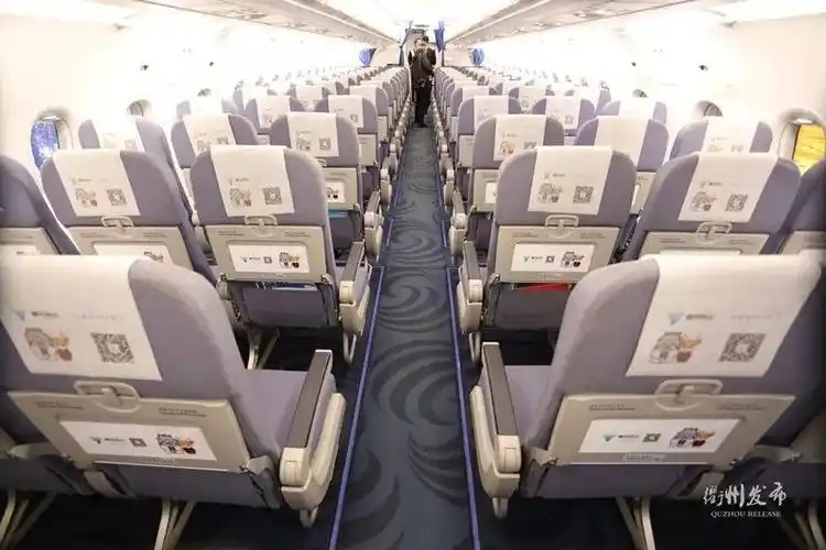 一架为华夏航空执飞重庆—衢州等航线的空客a320机型民航客机.