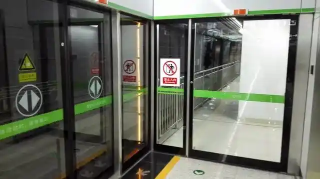 惊险!一女子坐地铁被夹屏蔽门与车厢间无法动弹