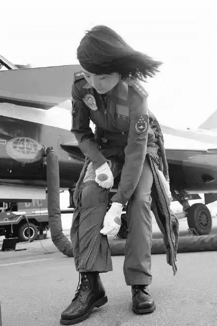 革命烈士余旭生前飞行图片中国首位歼10女飞行员