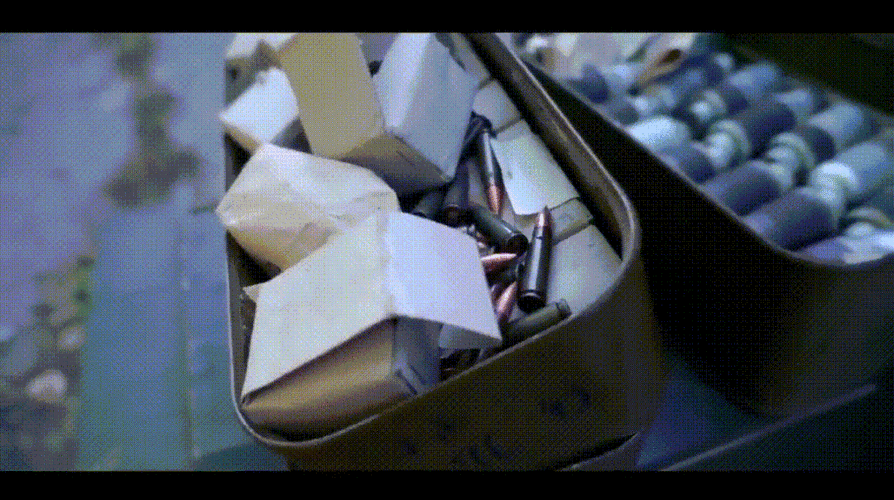 这款步枪是在苏联解体后的1991年才正式推出,具有新型可伸缩枪托,新型