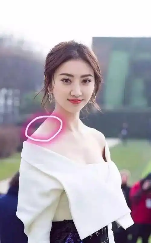 景甜的斜方肌也很显眼,说不出的奇怪