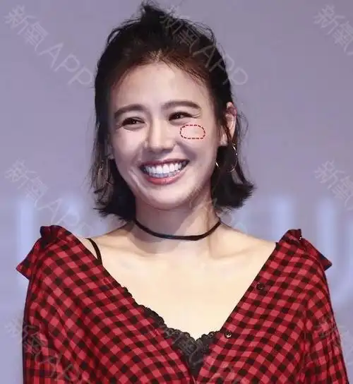 杨幂烟熏妆a气十足,可你注意到她这个部位的秘密了吗?