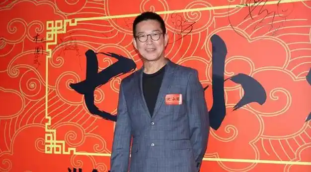 大陆出现一张66岁元彪的近照中年脸庞丰润走路依然如风