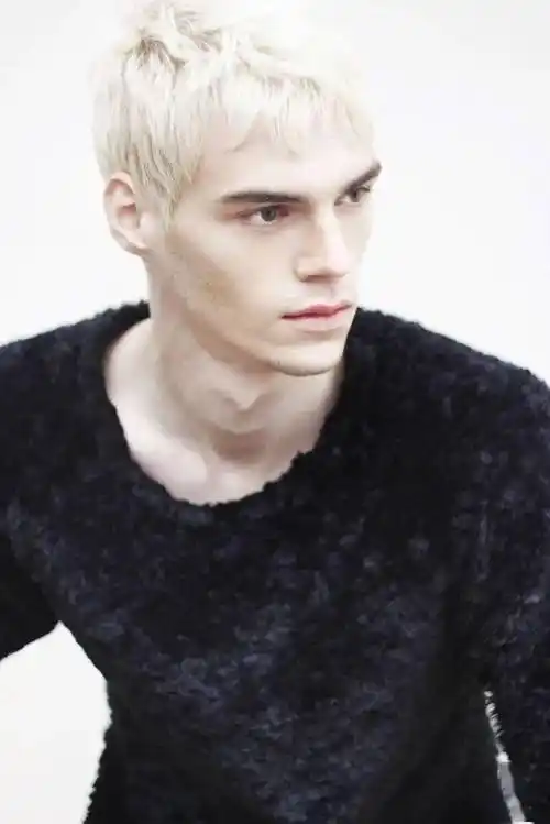 乌兹别克斯坦的人是不是都不喜欢晒太阳啊?这哥们的皮肤