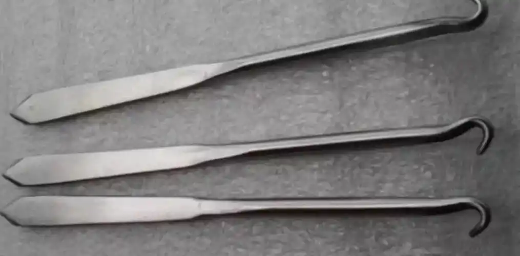 阉割时刀下之人极度恐惧,定然极力挣扎,为求手术精确,成功,自然是越快