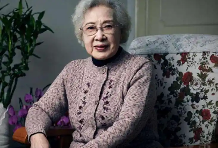 快100岁了还在演电影,可以说是国内最老的女演员,丈夫儿子都已经去世