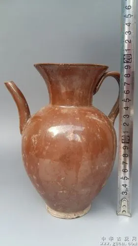 宋代当阳峪窑酱釉执壶