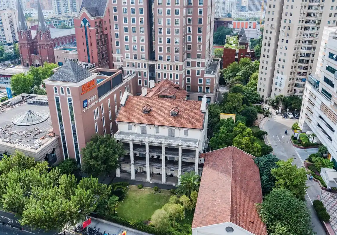 上海徐汇中学男浴室事件真相:女生隔着玻璃拍男浴室,后来闹大了