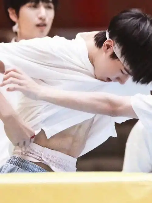 那看看03年爱豆张真源的迷人的身材