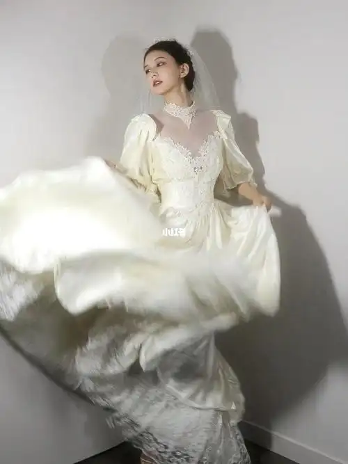 拍照姿势4复古婚纱的公主裙摆