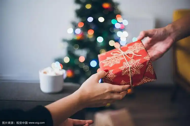 双手赠送礼物特写