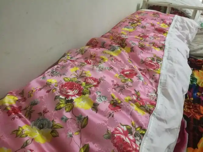 粉色的绸缎被面,使这床棉被颜值更好.