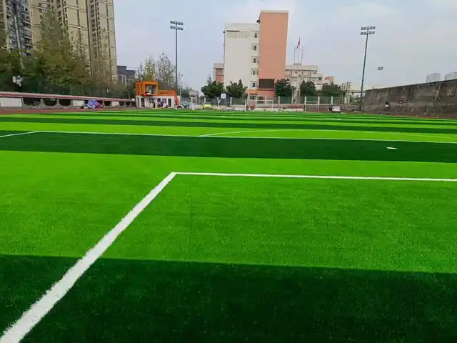 一般都设计成足球场,采用足球场人造草坪来铺装,学校足球场或五人制