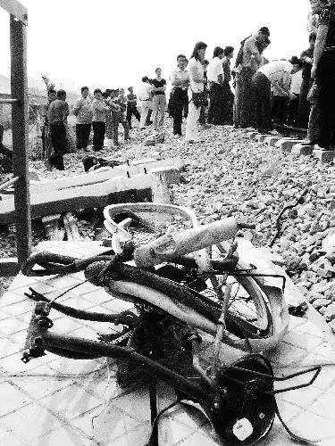 火车撞死14岁学生(组图)