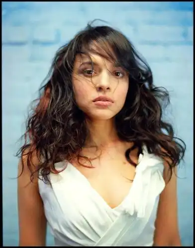 灵魂天后norah jones 登上印度版vogue金九封面!
