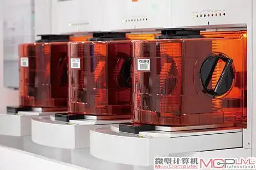 运载器上的foup正在被amhs吊起