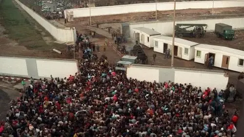 图为柏林墙被推倒,东部的居民涌向西部.