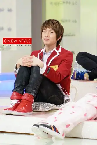 shinee队长温流在明星金钟上穿的红色高帮鞋是什么牌子的?