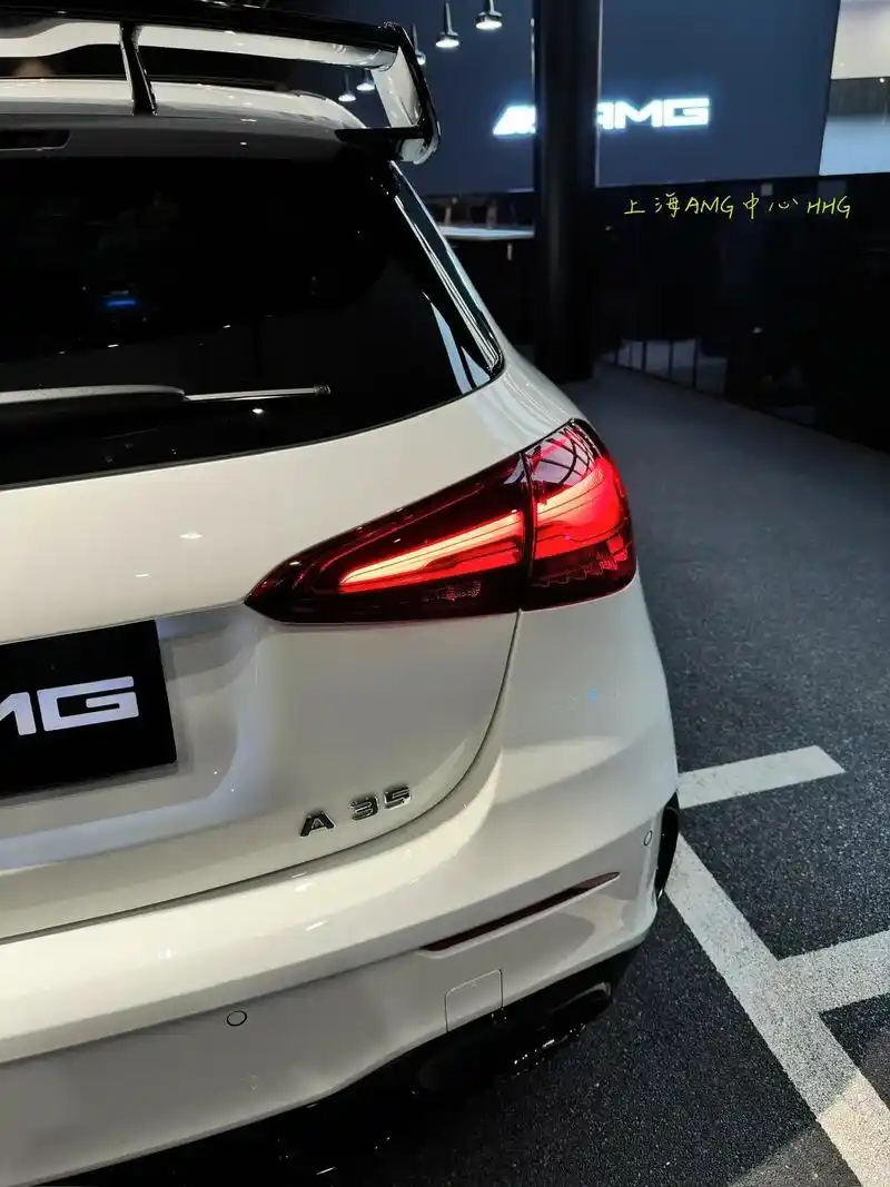 北极白 a35 amg.白色车身在套件加持下真的特别好看 越 - 抖音