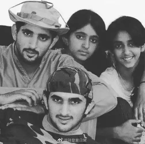 与弟妹(上方左至右:哈曼丹,三公主玛丽亚姆,四公主谢克哈)