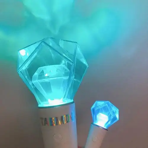 追韩第一个团shinee 应援色湖水蓝可漂亮了,有人认识吗