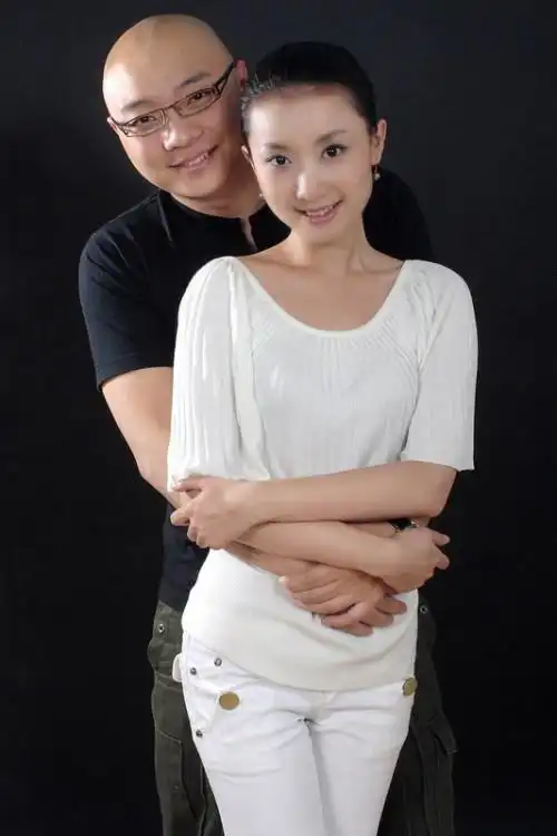 看看这俩主持人,怎么抱着啊!(美女呢)