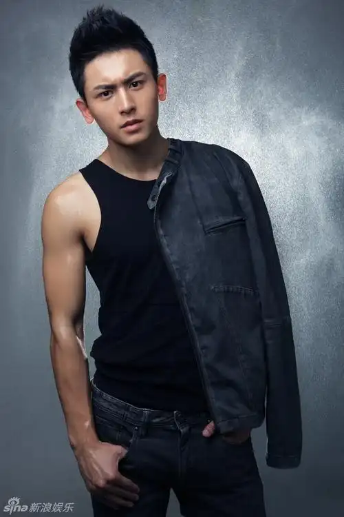 当表情搞怪的鬼马可爱碰上了小秀肌肉的刚毅帅气,张哲瀚都诠释了不同