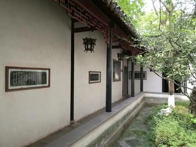 两楼之间由"走马楼"回廊贯通,南北一式落地长窗,五楼底挂落栏槛,檐廊