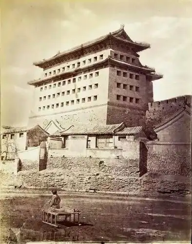 1960年,宣武门城楼,画面中的无轨电车是9路,现在的109路,五年后的1966