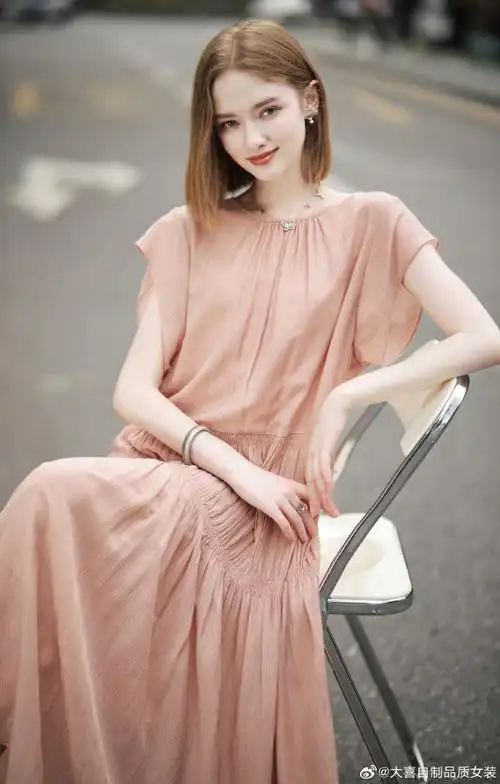浪漫舒适的莱赛尔天丝裙温柔烟粉色为你的周末加点糖