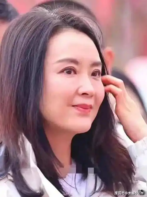 有的网友看了王艳的近照以后,对她的生图状态表示十分关心,无美颜无