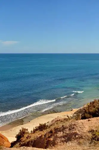 阳光明媚的海滨景色, 蔚蓝的大海.完美海景