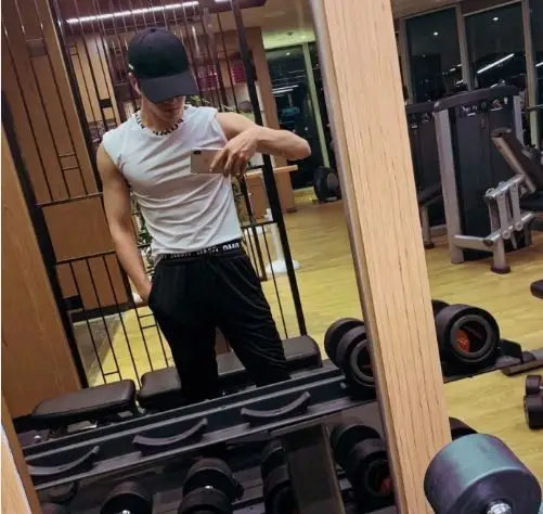 不得不说,仝卓的变化还是很惊人的,他的微博中曾经流出健身的照片