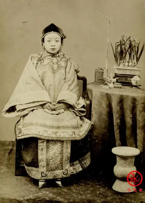 晚清老照片尚书身穿裘皮长袍尽显华贵新郎新娘合影表情拘谨