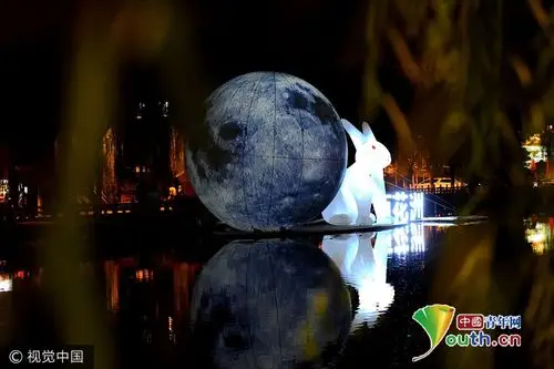 济南玉兔配月亮造型 萌翻市民游客