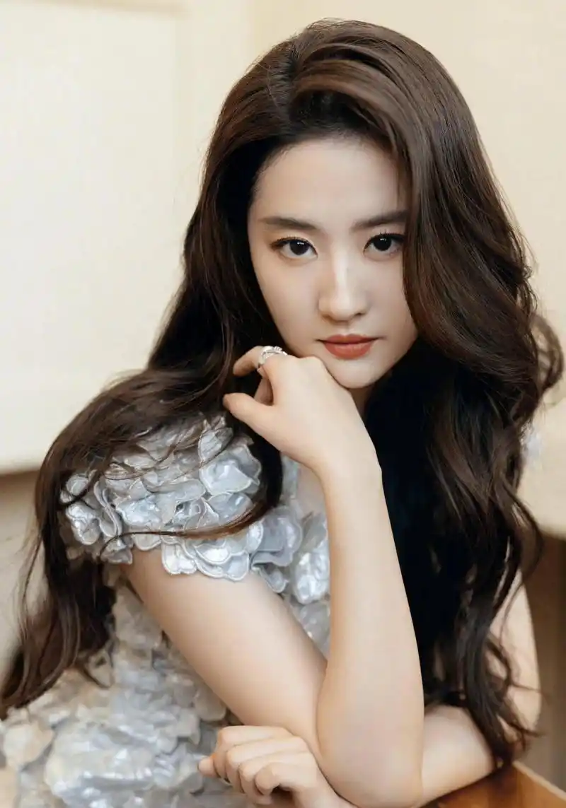 刘亦菲五官精致,鼻梁高挺,端庄而优雅,演技精湛,颜值与演技并存,深受
