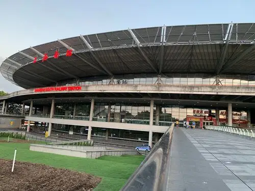 45团科研站上海同事与李亚军携家人一起在上海火车站南站,榕港酒店