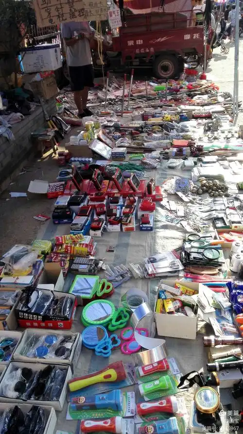 集市地摊上的小商品