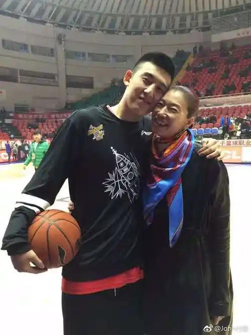 如今张镇麟与母亲王芳.