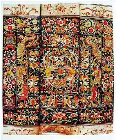 黎锦珍品"八卦太极百灵献寿图".      南国都市报记者 陈卫东 摄