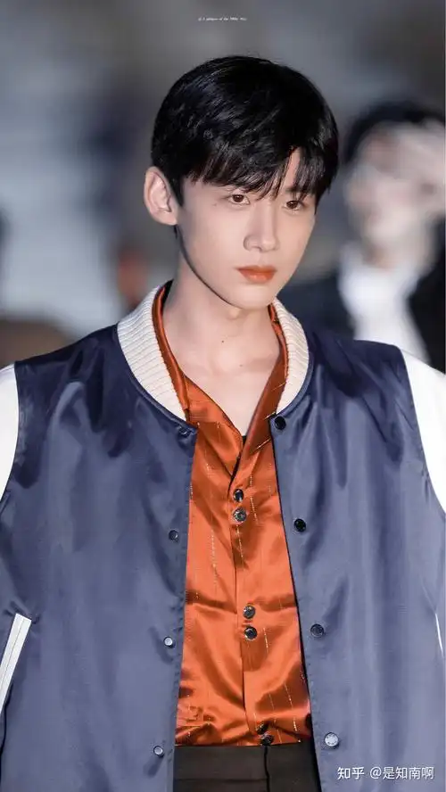 白敬亭举手照片有没有原图