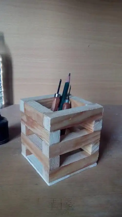 想想就做了笔筒,这就是传说中的废物利用主要材料:木条一根所需工具