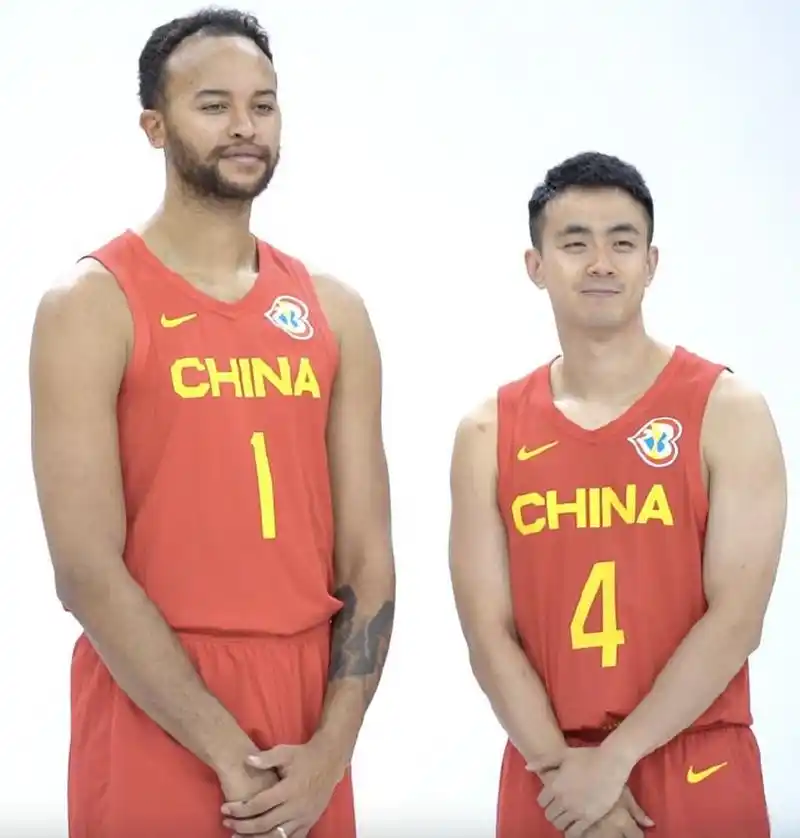 李凯尔合影赵继伟崔永熙   中国男篮拍摄定妆照!