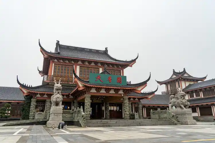 中国风格的园林旅游景区天香园位于中国江西南昌