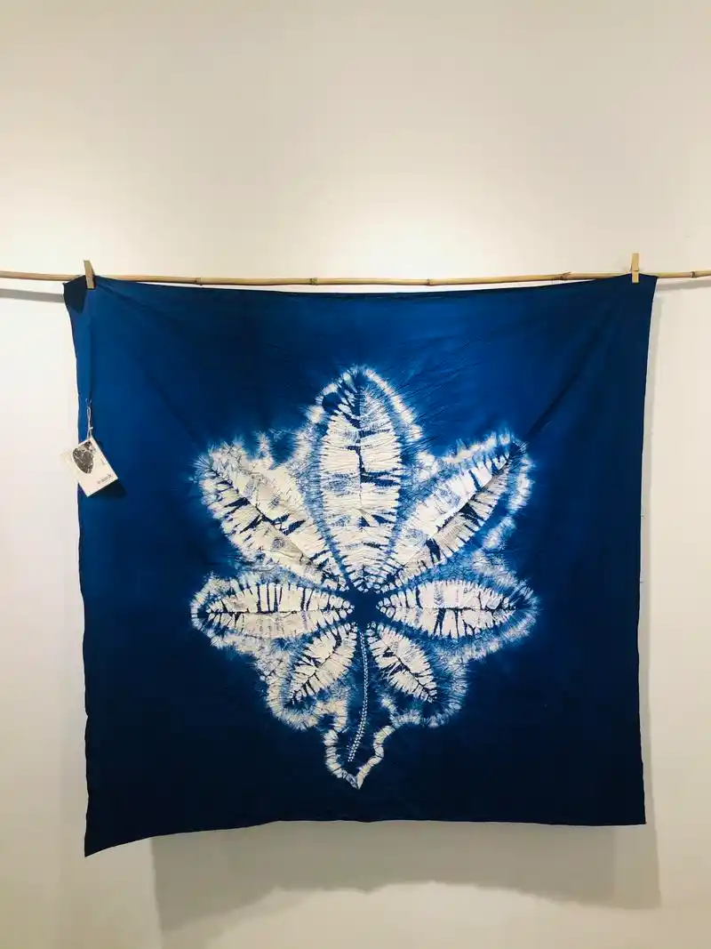 旗袍,丝巾,手帕……松江正在展出的这些扎染作品,也太美了!