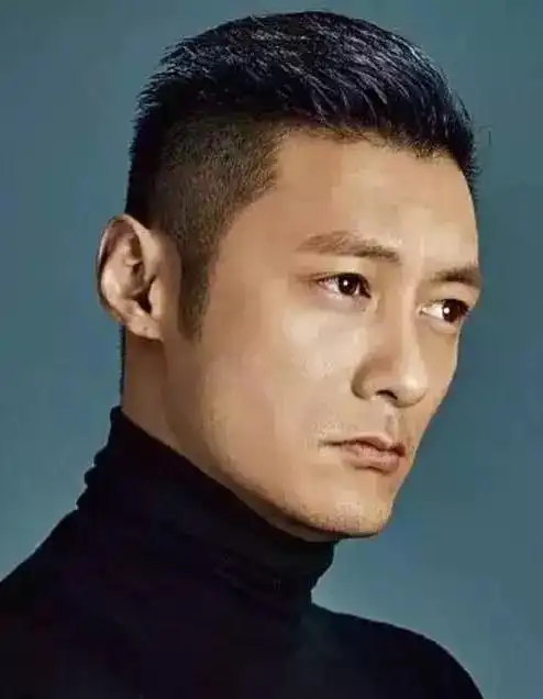 今年潮男最流行的中间留长两侧削短发型