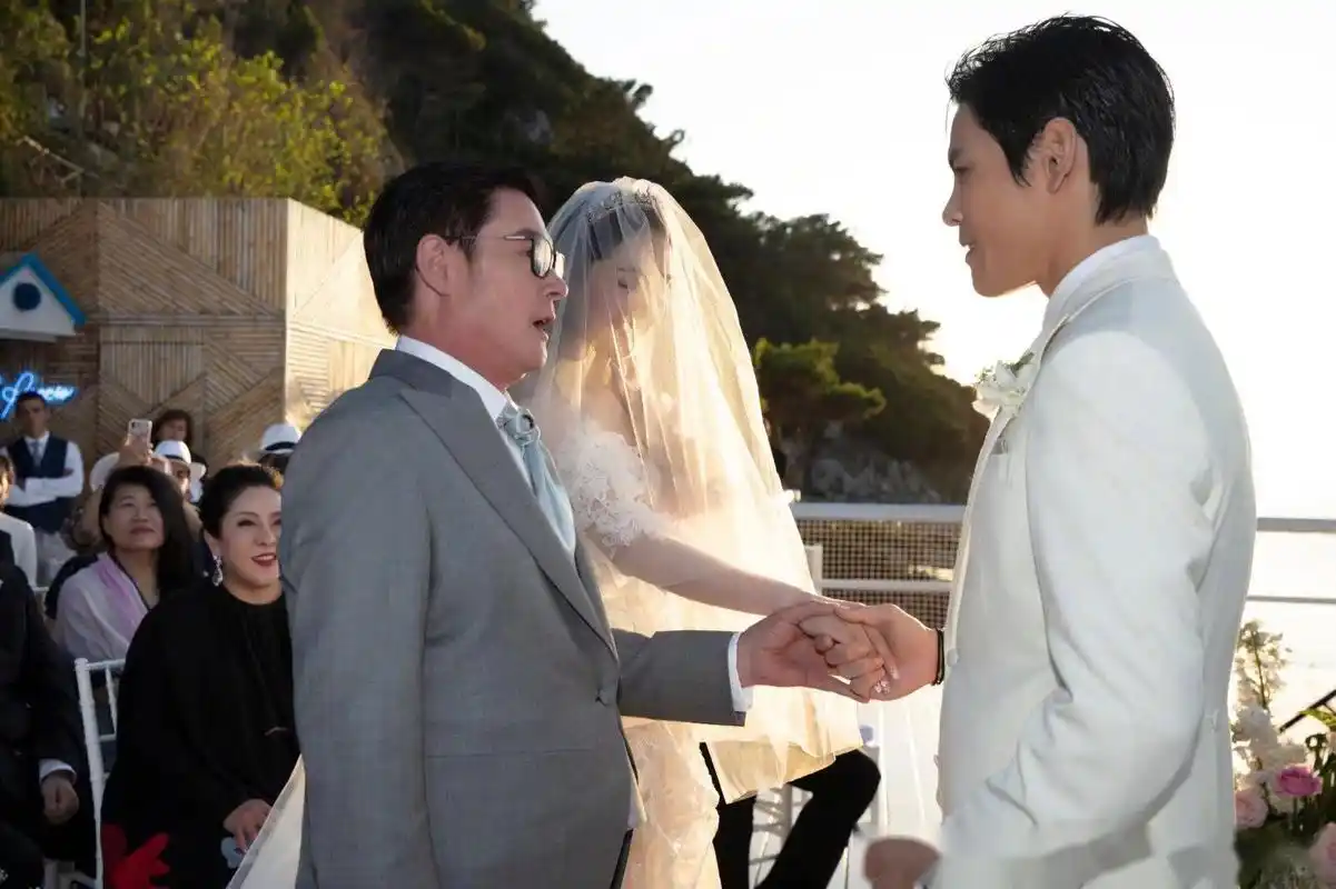 他们因为工作太忙的原因,也因为我们也在意大利,种种