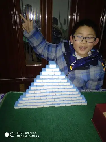 发现了大人打麻将,我就让妈妈跟我一起玩,"金字塔"