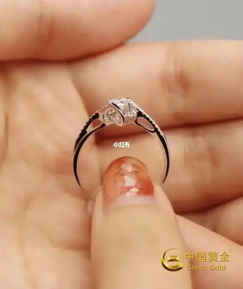 天使之吻钻石戒指,夹镶设计,两侧心型镂空,使主钻充分吸收光线