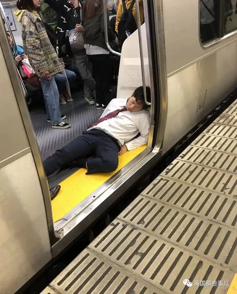 这些醉倒街头的上班族